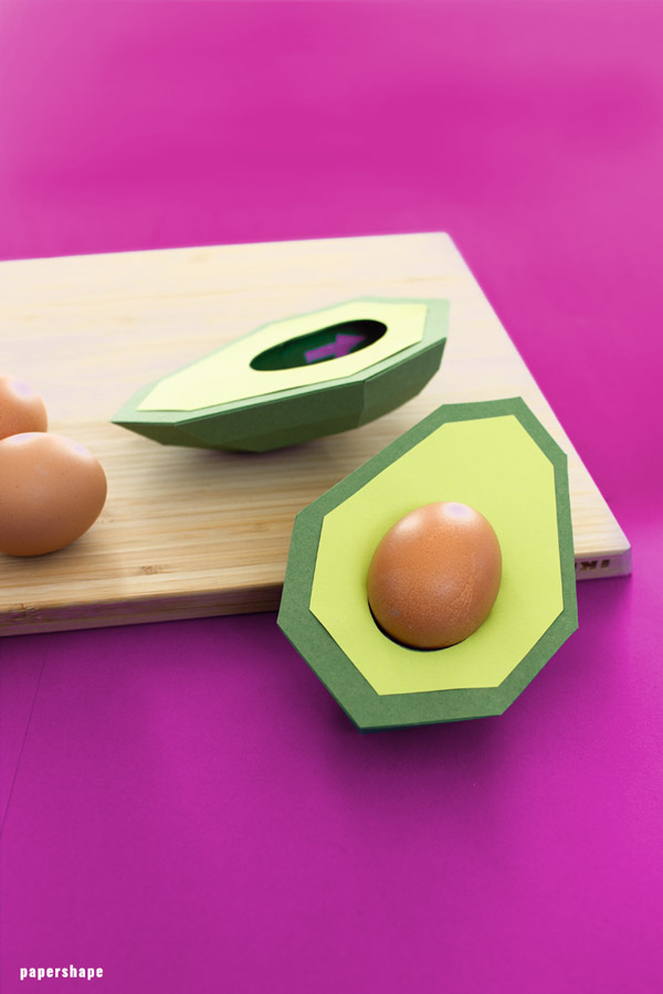 Lustiges Eierhalter basteln als Papier Avocado mit Osterei als Kern #bastelnmitpapier #osterkorb #osternest #ostergeschenk