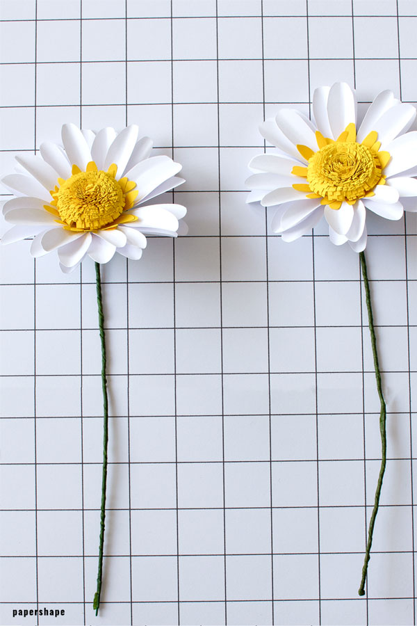 DIY Wanddeko zum Frühling: Gänseblümchen aus Paper im Bilderrahmen #papercraft #bastelnmitpapier #paperflowers #diywanddeko