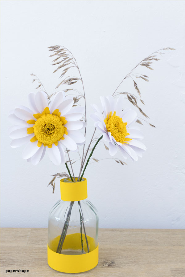 White paper daisy tutorial: fun paper flowers for wedding, home decor or a gift topper #papercraft #paperflowers #weddingflowers