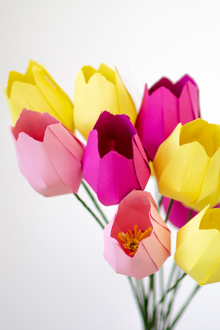 Blumen basteln aus Papier: mit diesen Tulpen gestatltet ihr eure farbenfrohe Frühlingsdeko #bastelnmitpapier #frühlingsdeko #papercrafts #papercraft