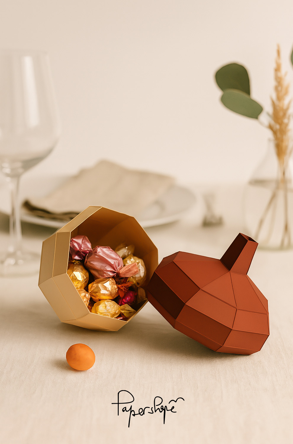 Use the papercraft acorn as gift packaging thanks to its size