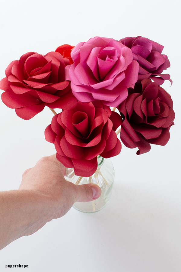 DIY paper rose tutorial: lovely paper flowers for every occasion #papercraft #paperflower #paperdiy #paperrose