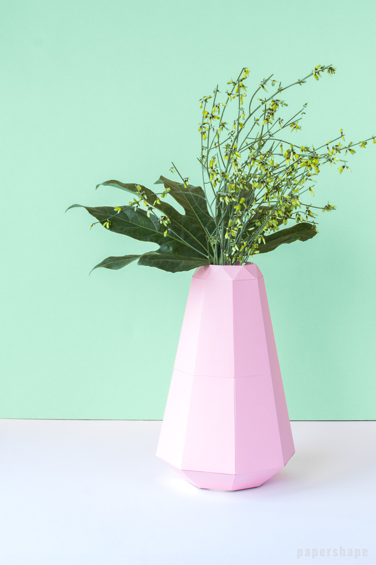 DIY Vase aus Papier einfach selber machen und über ein Glas als Cover stülpen. PaperShape #vases #papercraft #diy