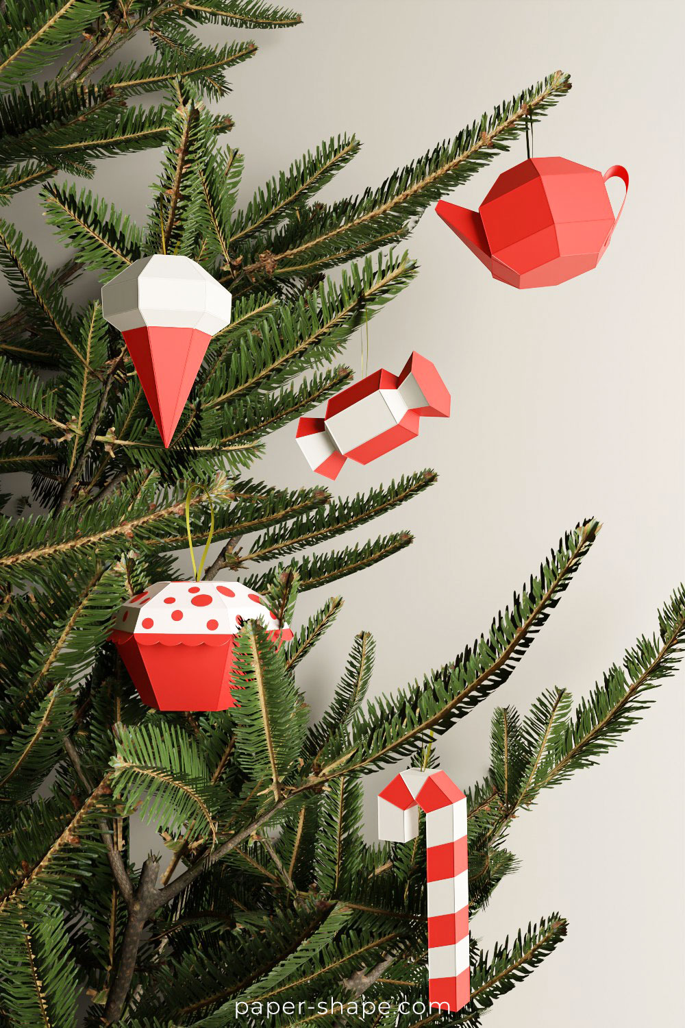 Weihnachtsbaum mit Papierornamenten