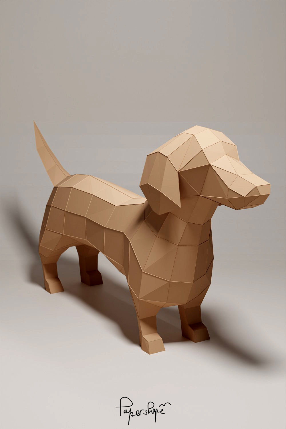 Low poly Papiertier Dackel „Franz“ aus braunem Papier, frontal von vorn links gezeigt. Geometrisch gefaltete Oberfläche.