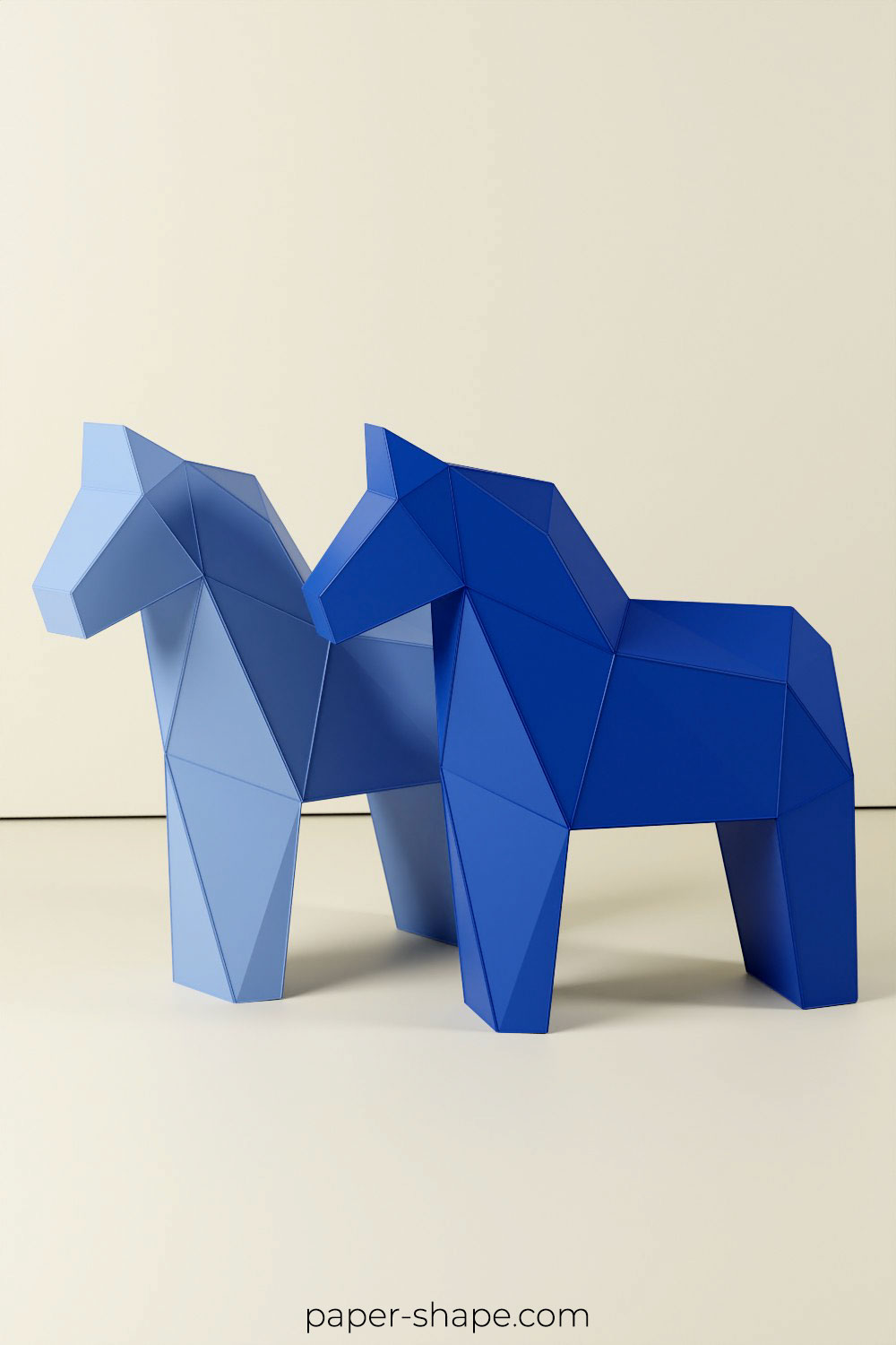 Selbstgebastelte Dalapferde aus Papier in zwei Blautönen