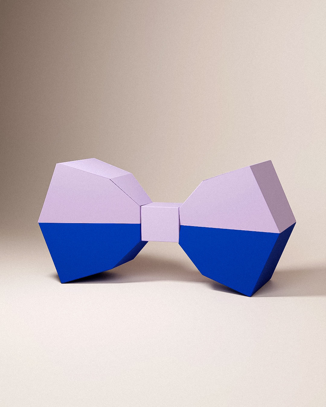 3D Low-Poly Papierschleife in Lila und Ultramarin, moderner Look auf neutralem Studiohintergrund.