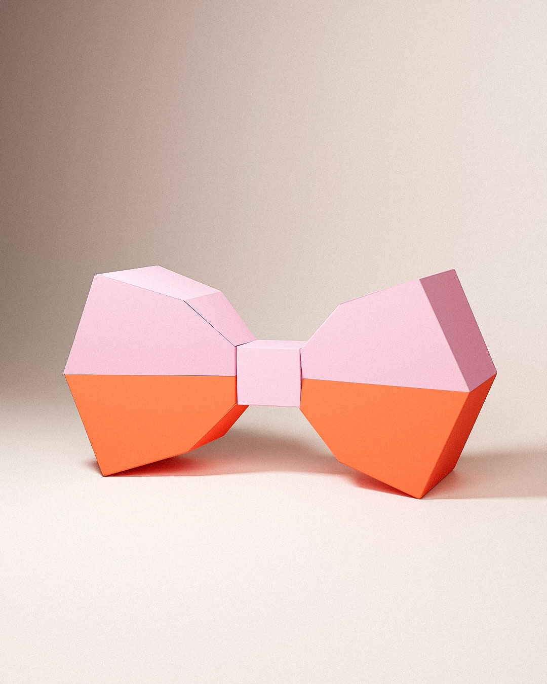 3D Low-Poly Papierschleife in Puderrosa und Mandarine, sanfter Pop auf neutralem Studiohintergrund