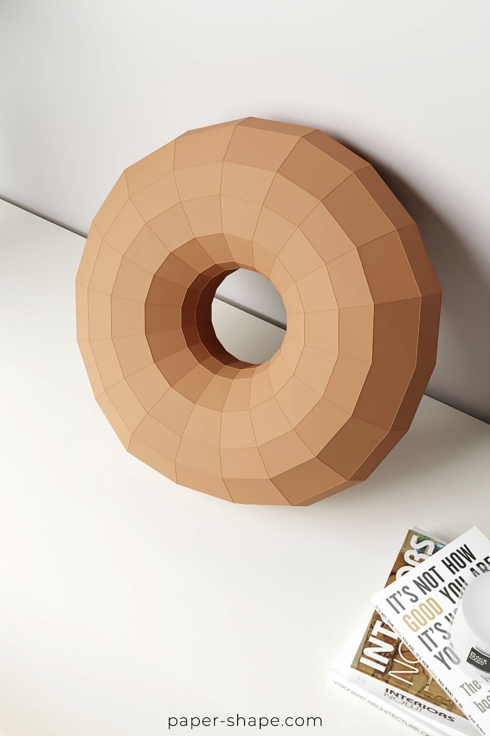 Unbemalter, brauner Papierring in Donutform als Basis für die DIY-Deko – flach auf Tisch fotografiert.