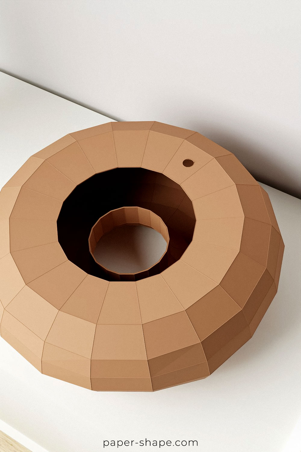 Rückseite des Papier-Donuts mit Markierung zum Aufhängen – zeigt flache Rückseite der Bastelarbeit.